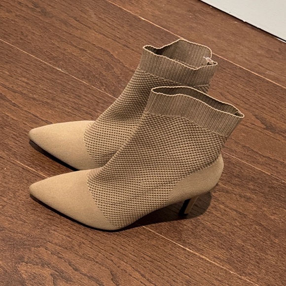 NWT MIA Women’s Tan Ankle Knit Boots Size 8 - Picture 3 of 7